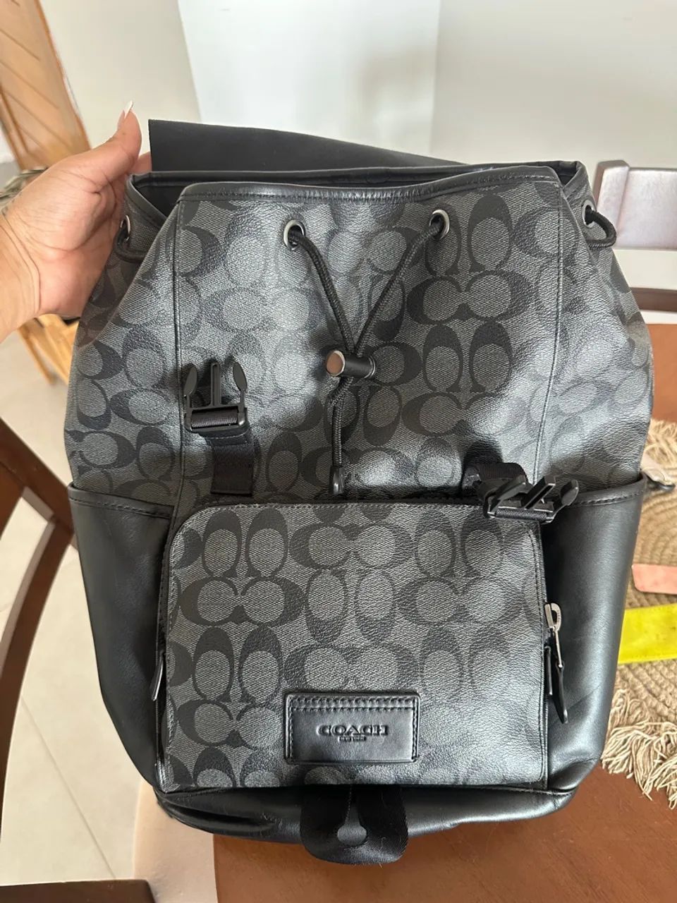 Mochila Coach Original League Flap Signature Coach - De couro, pouco usada - Foto 4