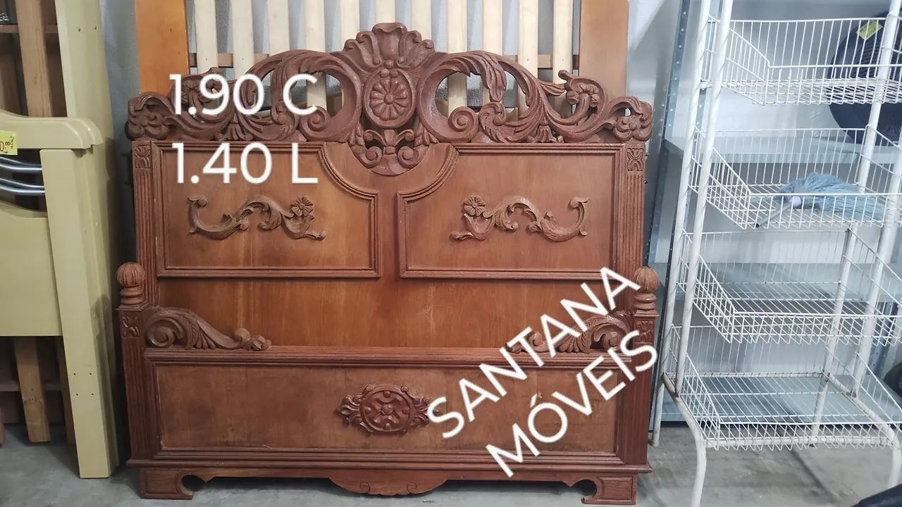 Cama casal em madeira trabalhada.