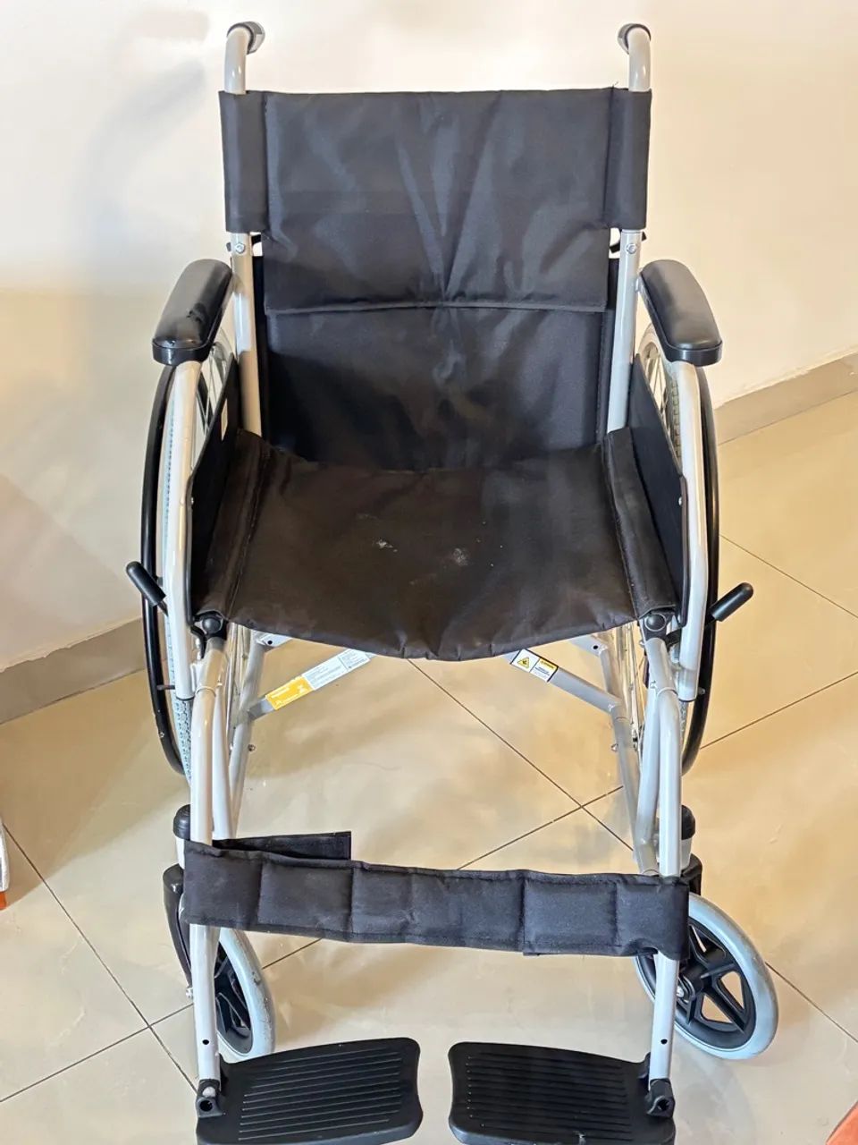 Cadeira de rodas (3 dias de uso) - Foto 2