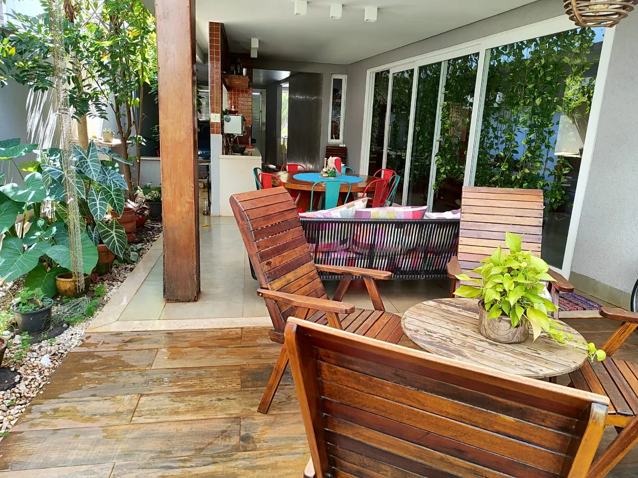 Sobrado para venda possui 300 metros quadrados com 4 quartos em Jardins Verona - Goiânia -