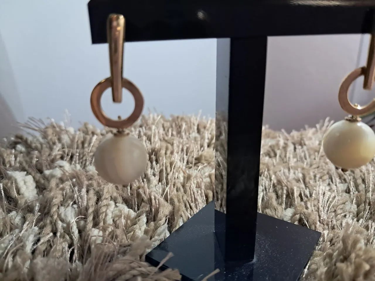 Brincos Dourados com Pérolas Elegantes - Foto 4