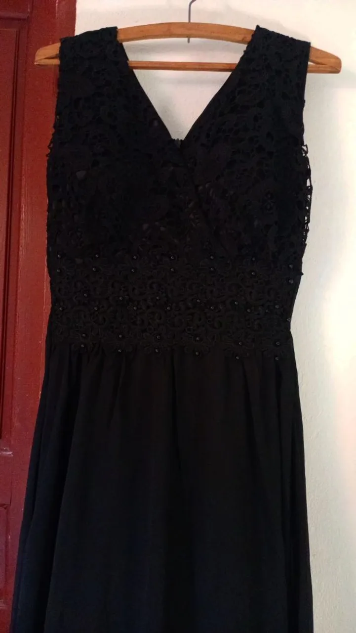 Vestido de festa preto com detalhes em renda e pérolas