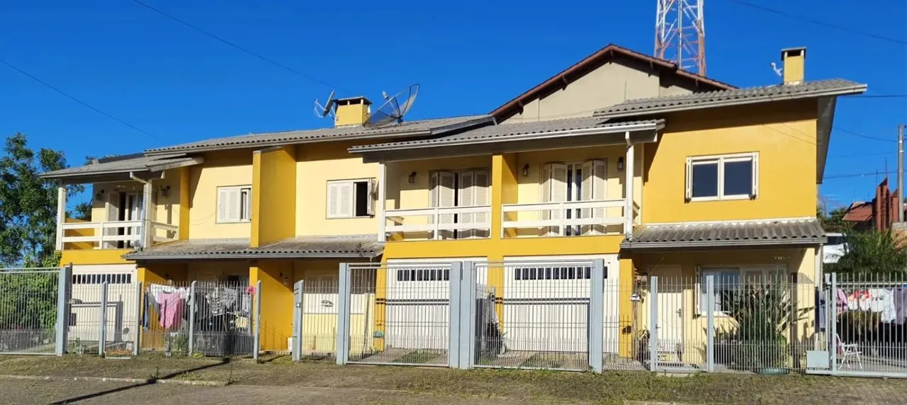 Sobrado com 3 dormitórios, sala e cozinha, churrasqueira, banheiro social, lavado, área de