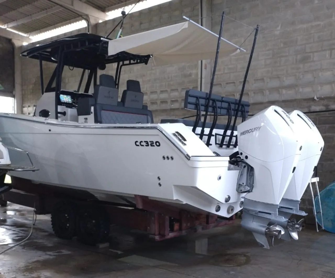 VENDO LANCHA SEDNA CC 320 COM APENAS 123 HORAS DE NAVEGAÇÃO