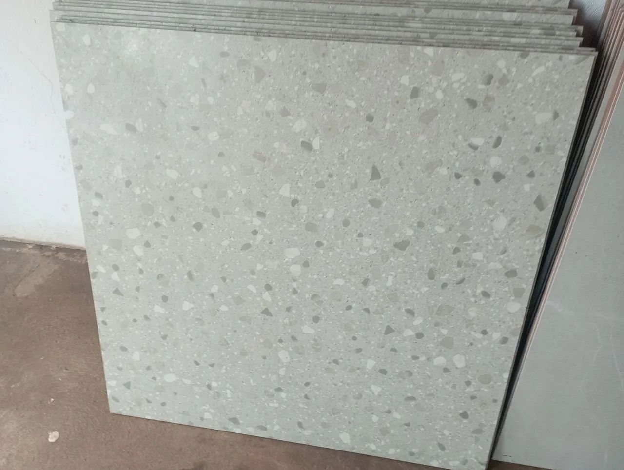 Piso Ceramico 8.61m2. peça de 75cm2 