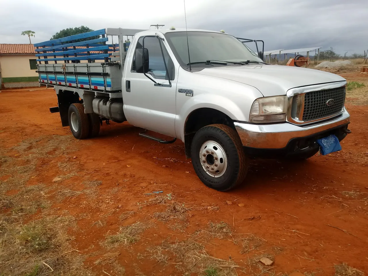 F4000 ano 2008 com ar condicionado 118.000km. 77. 981 21 02 77