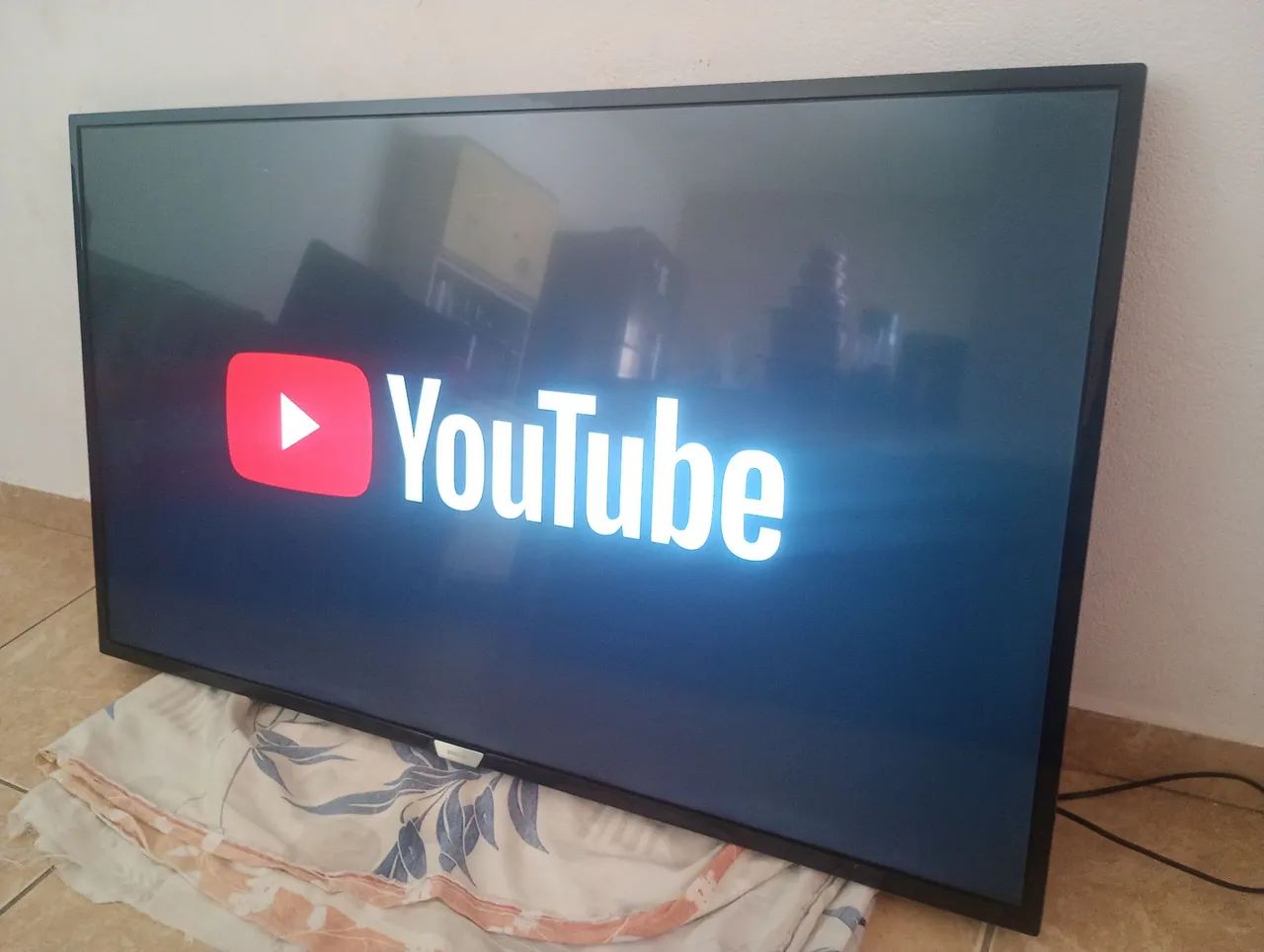 Vendo essa tv 50 polegadas smart 4k  - Foto 2