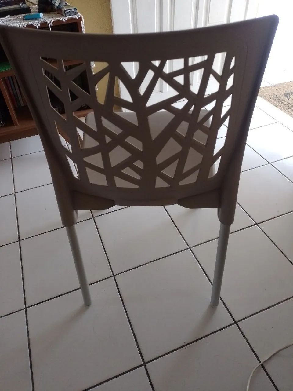 Vendo cadeira plástico cor bege com pés alumínio  - Foto 2