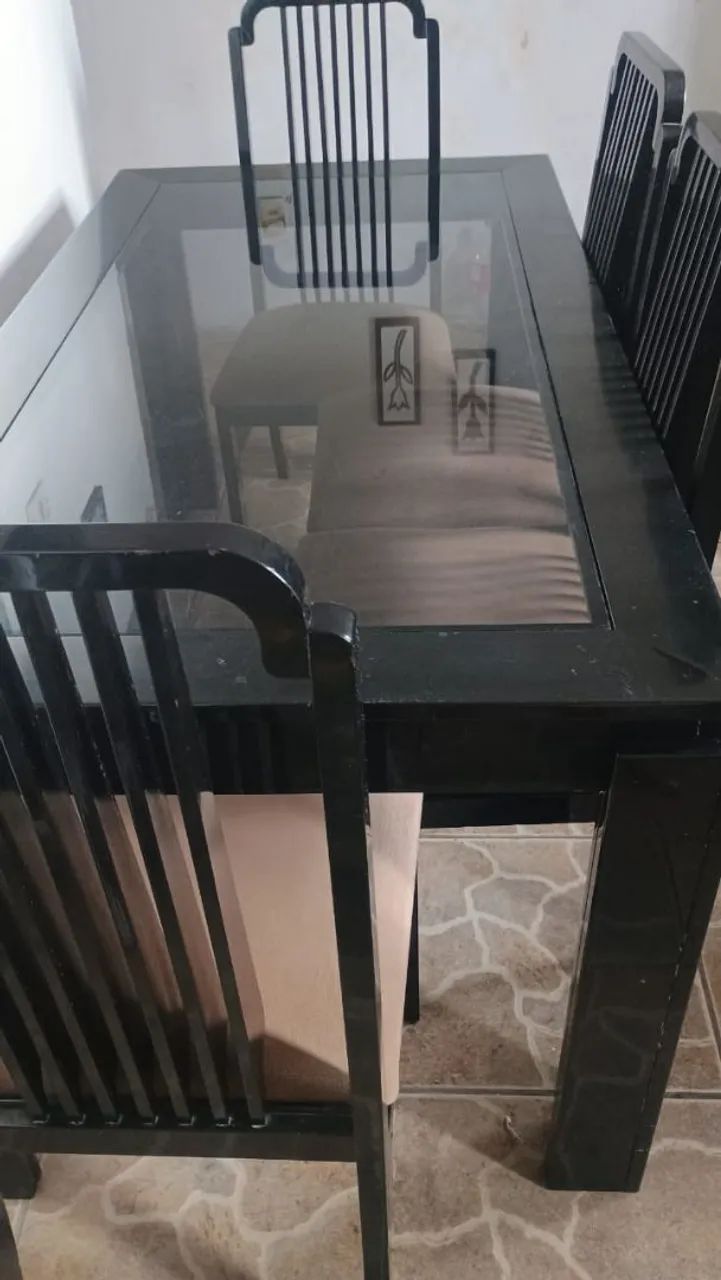 Mesa grande com 4 cadeiras com tampo de vidro 