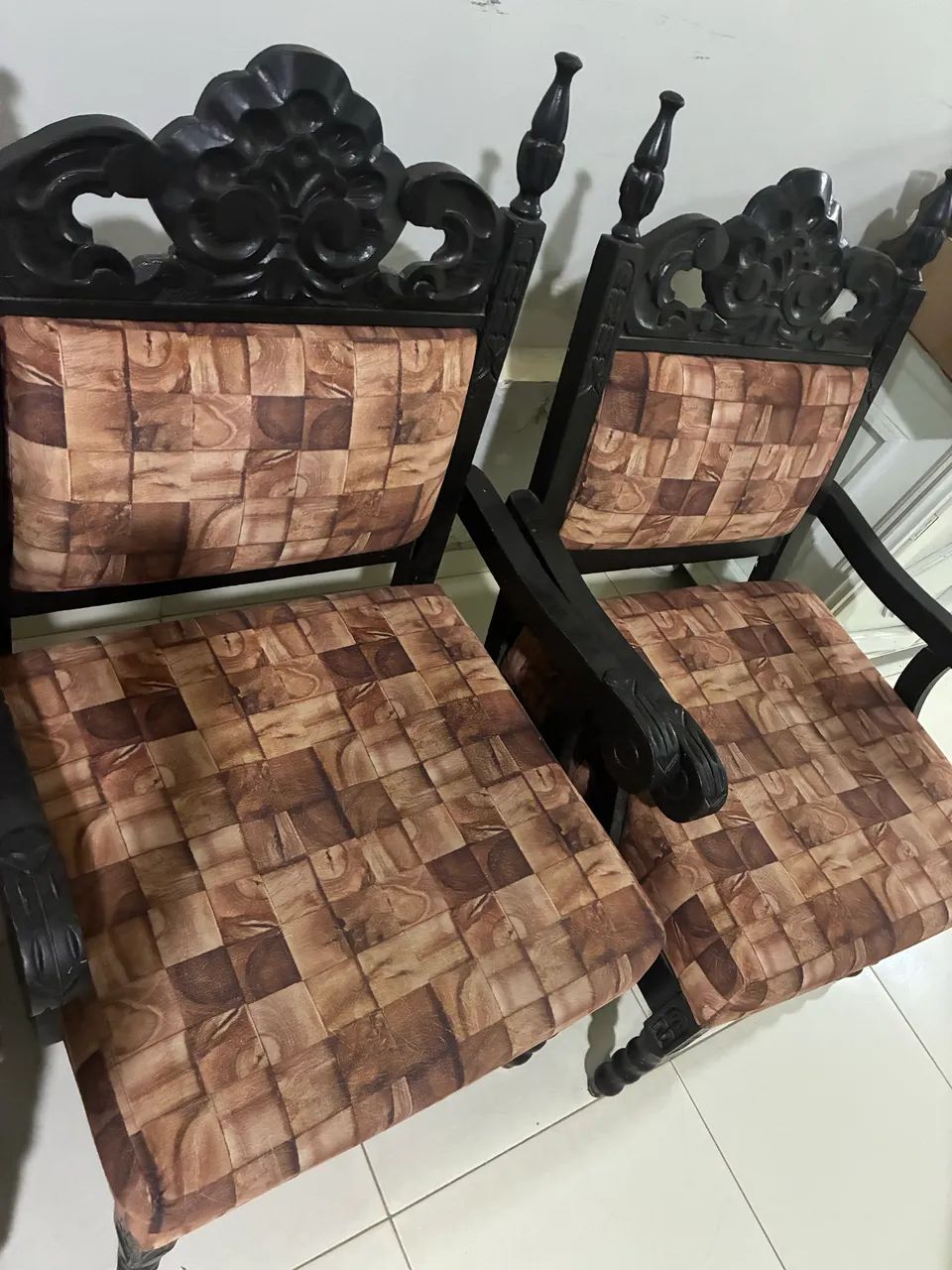 Conjunto de sofá com duas poltronas. Detalhes em madeira. - Foto 3