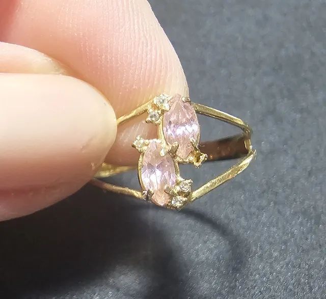 Anel de ouro com pedras rosa - Foto 2