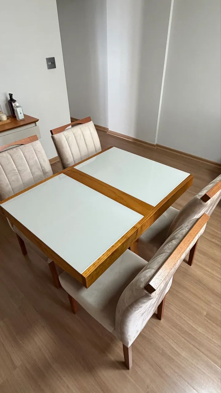 Mesa extensível tampo de vidro com 4 cadeiras