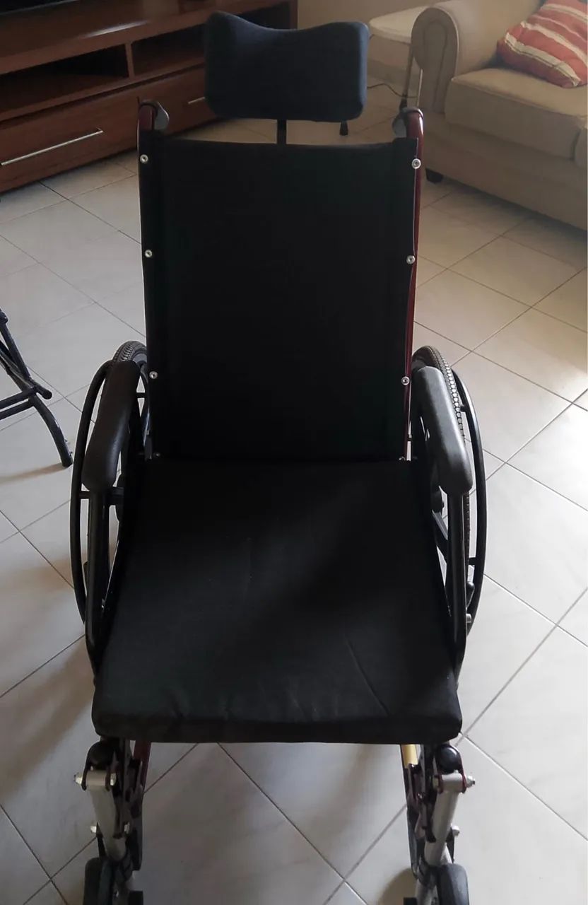 Cadeira de Rodas com Encosto para Pés e Cabeça - Ótimo Estado