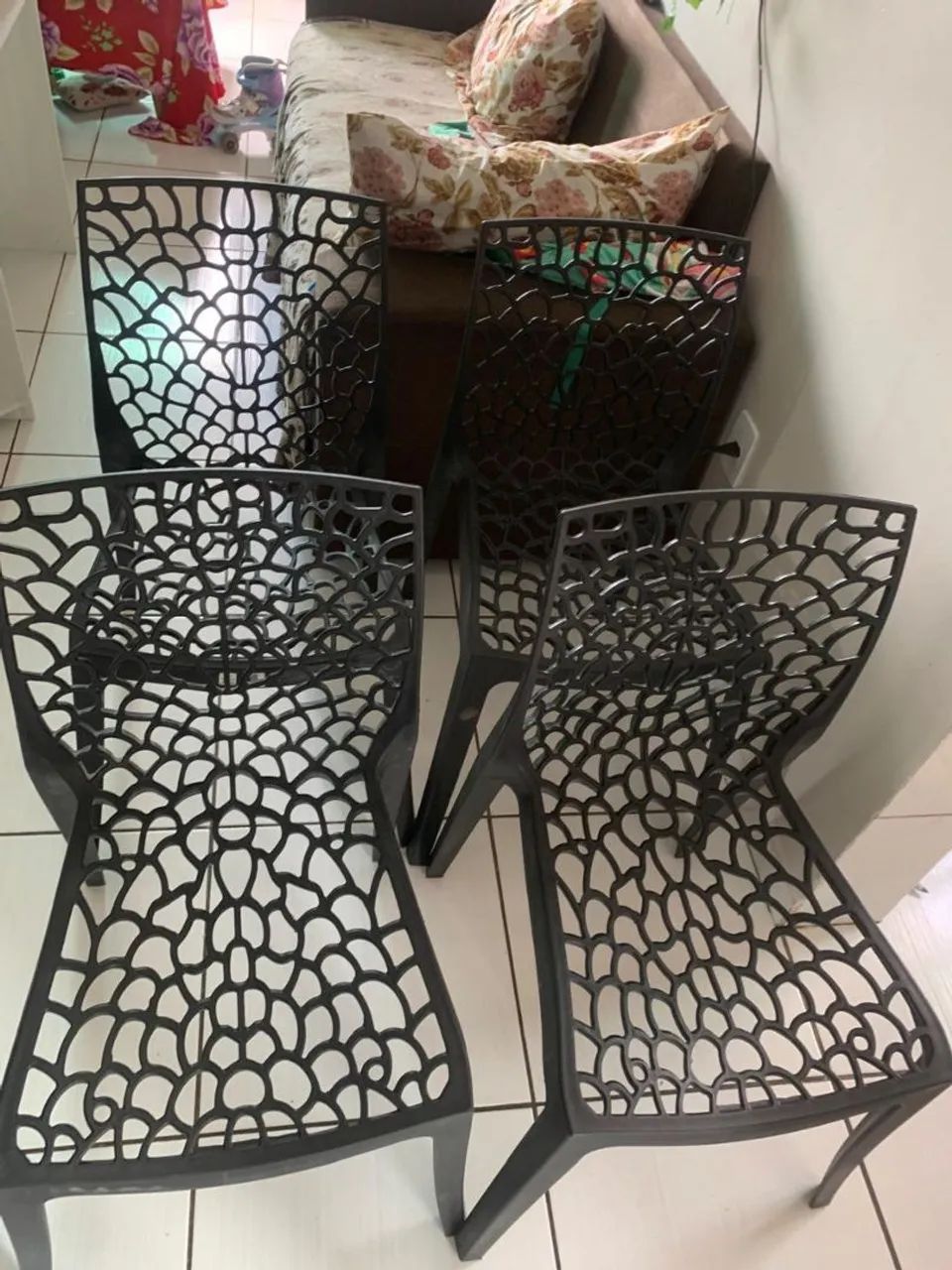 Vendo sofa 3 lugares e 4 cadeiras  - Foto 4
