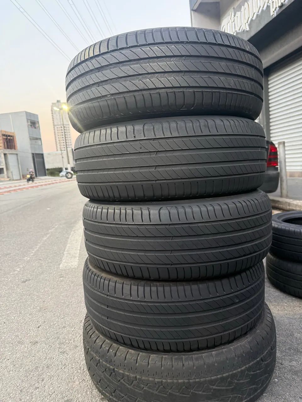 4 pneus Michelli 215 55 17 1000$ os 4 vindo até a loja ganhar montagem  - Foto 4