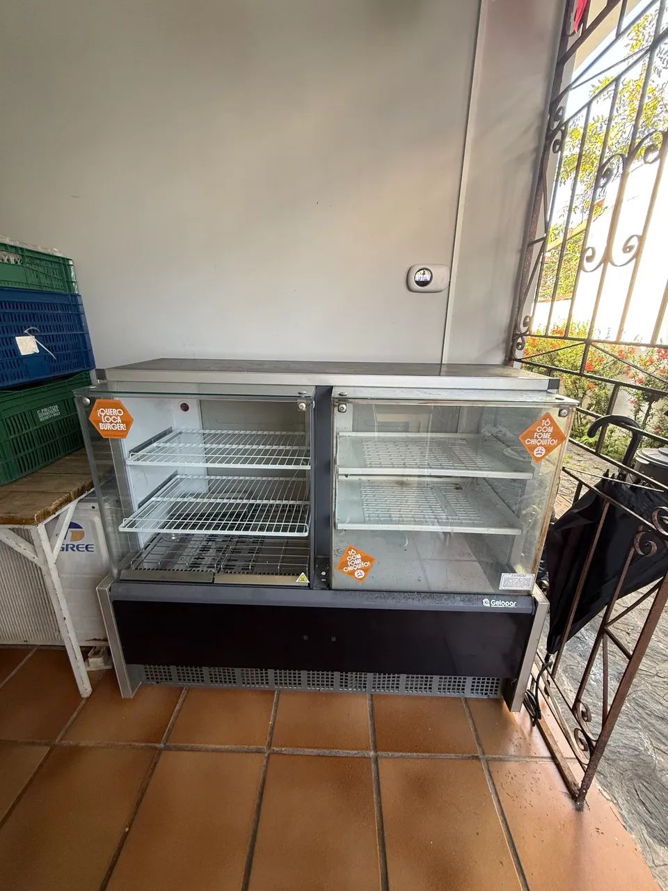 Expositor de salgados e refrigerador