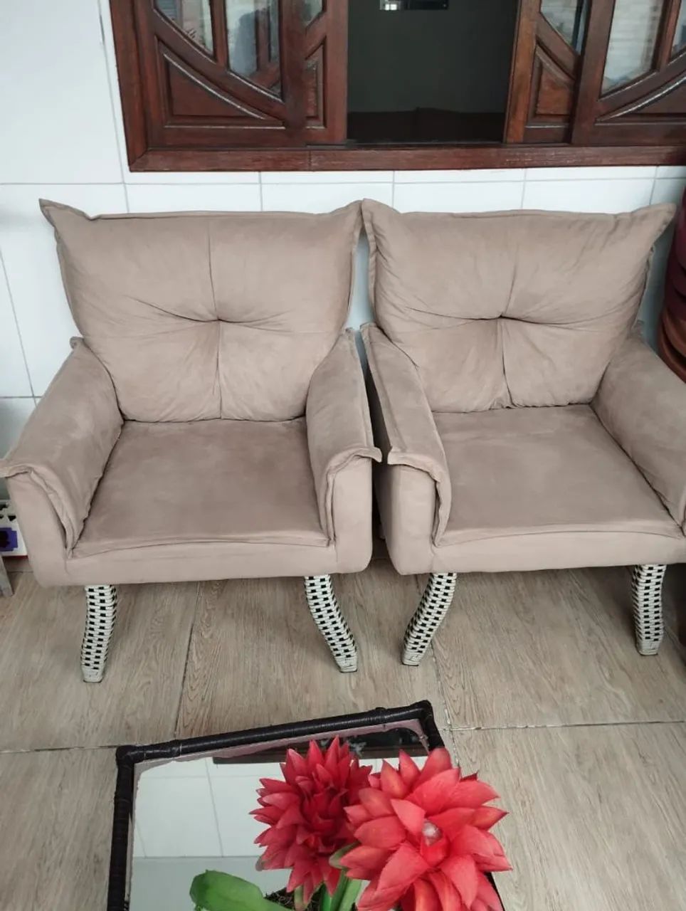 Duas poltronas usadas mas em bom estado.