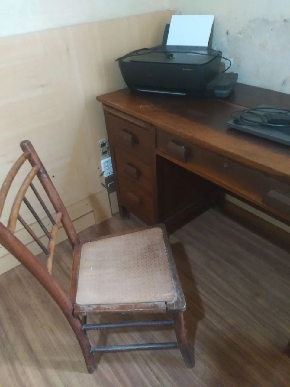 Escrivaninha antiga com cadeira - Foto 2