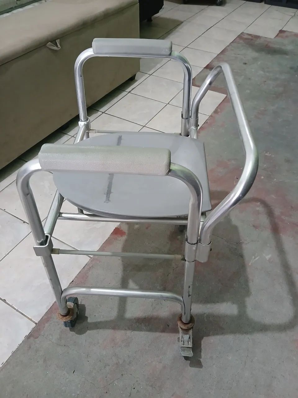 Cadeira de banho  td em alumínio  - Foto 2