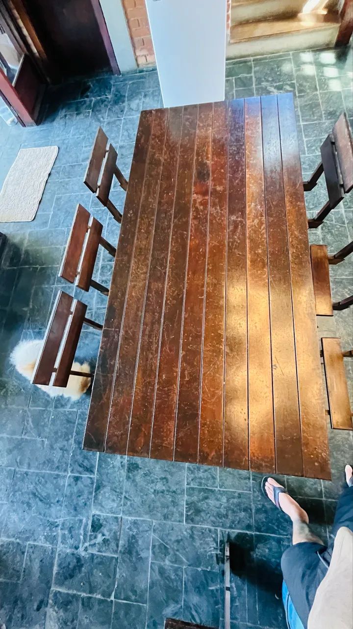 Mesa de madeira maciça com 6 cadeiras! - Foto 2