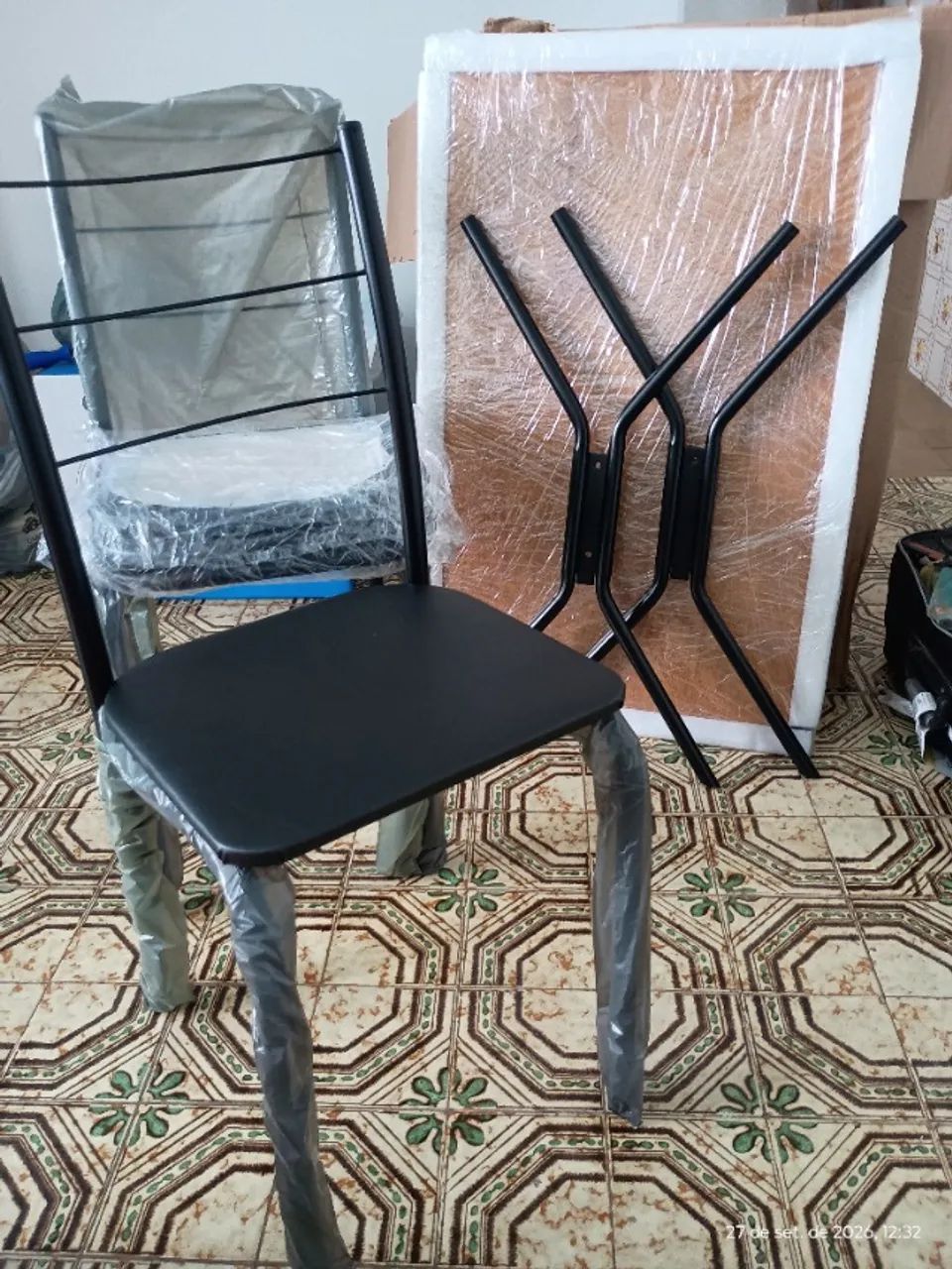 Mesa pequena com 4 cadeiras na caixa - Foto 3