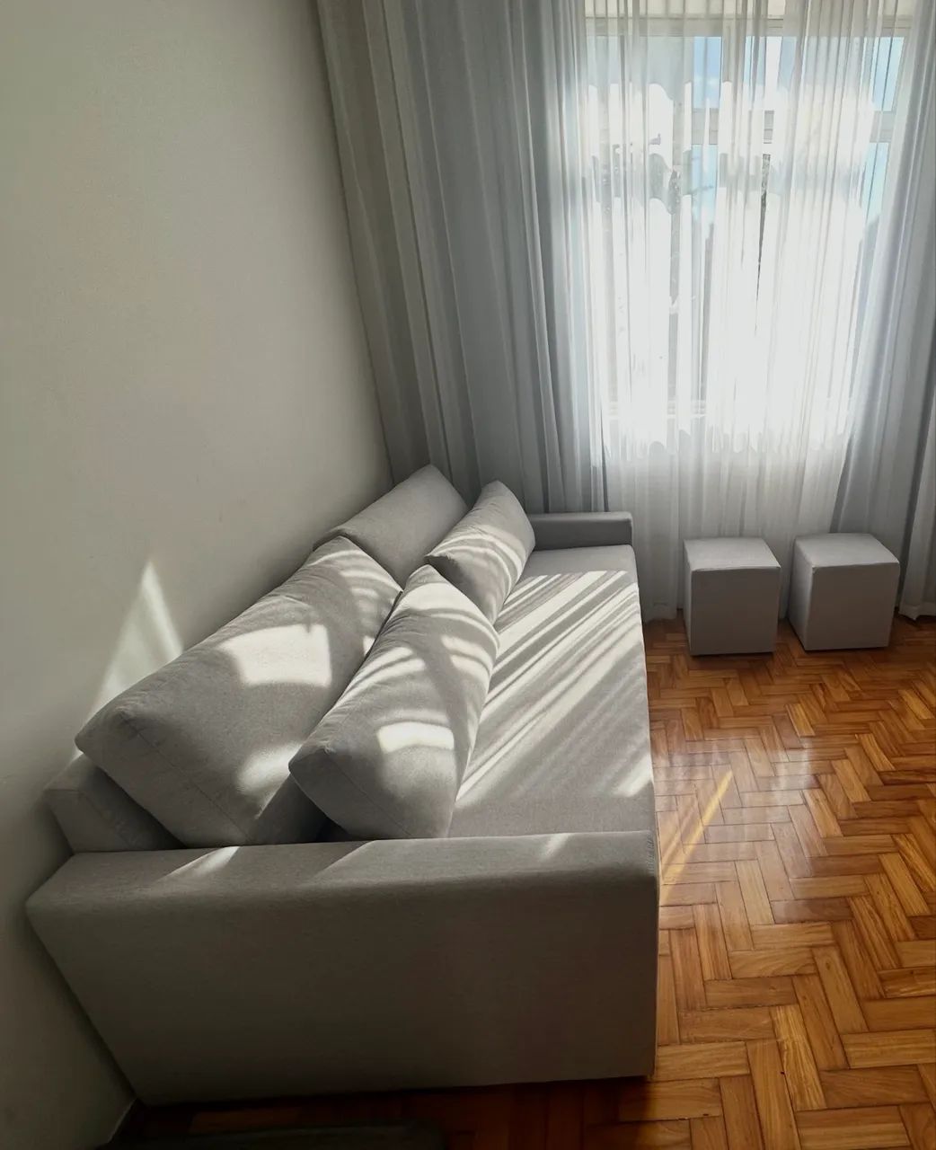  VENDO SOFÁ-CAMA e 2 PUFFs COM URGÊNCIA - ESTADO DE NOVO - Foto 3