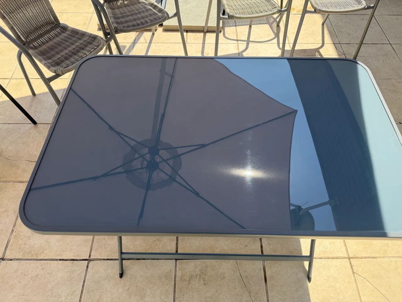 Vendo mesa dobrável em vidro e alumínio  - Foto 4