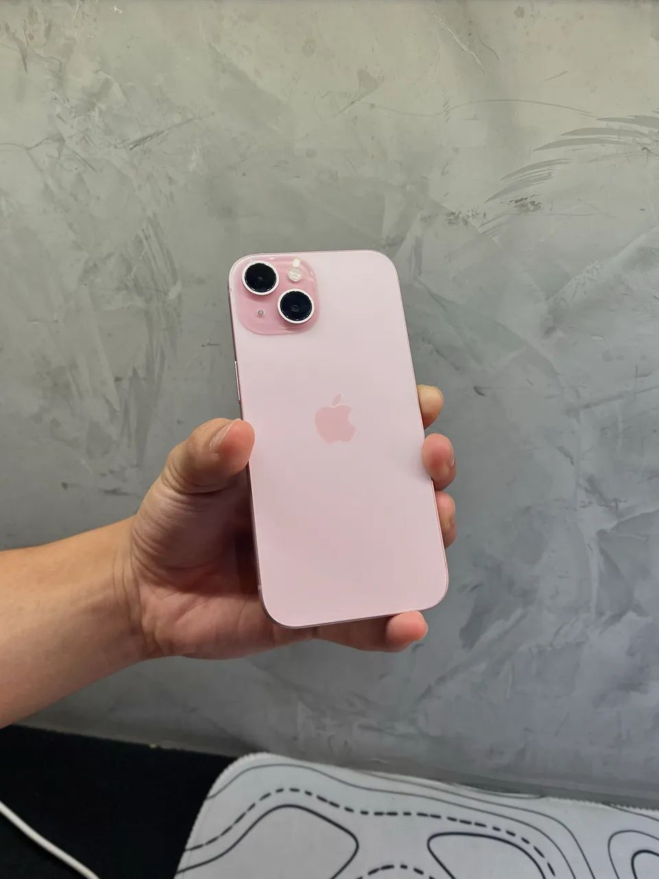Iphone 15 - rosa (seminovo)  - Foto 2