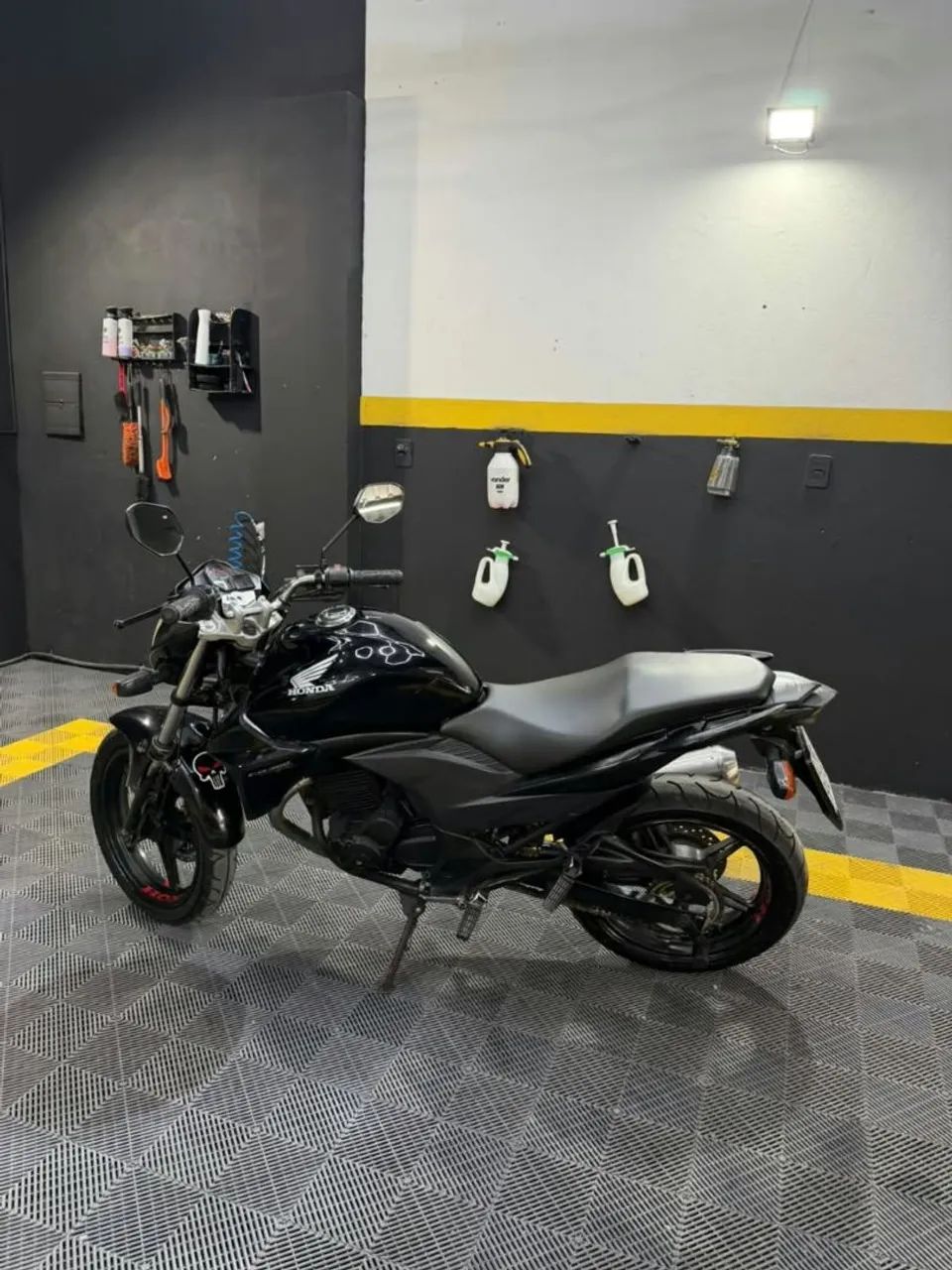 Moto CB 300