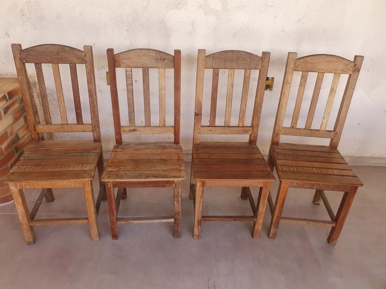 Mesa com 4 cadeiras de madeira demolição  - Foto 3