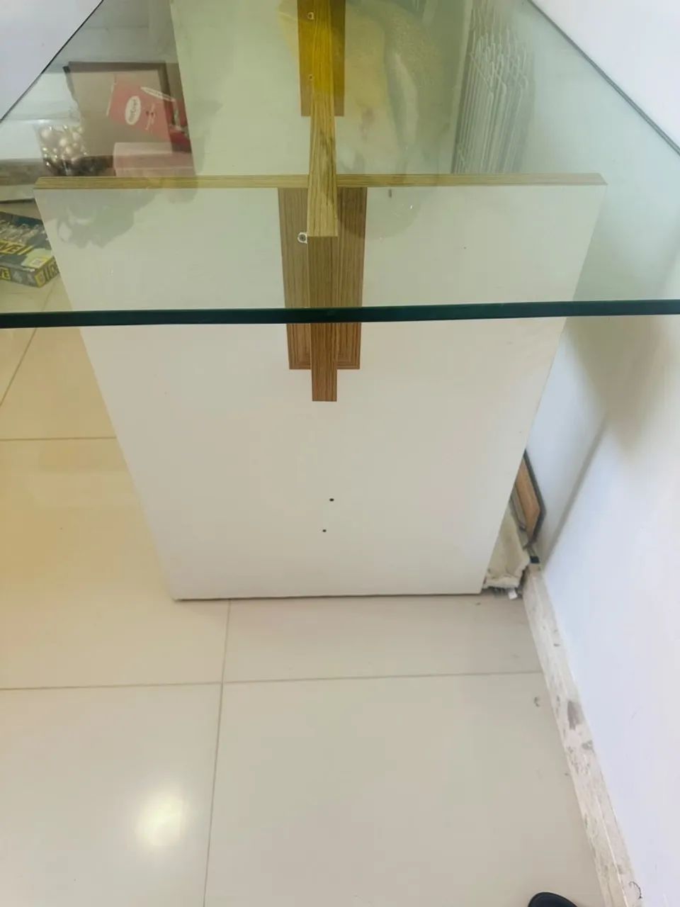 Mesa / Escrivaninha com Tampo de Vidro e Base em Madeira - Foto 4
