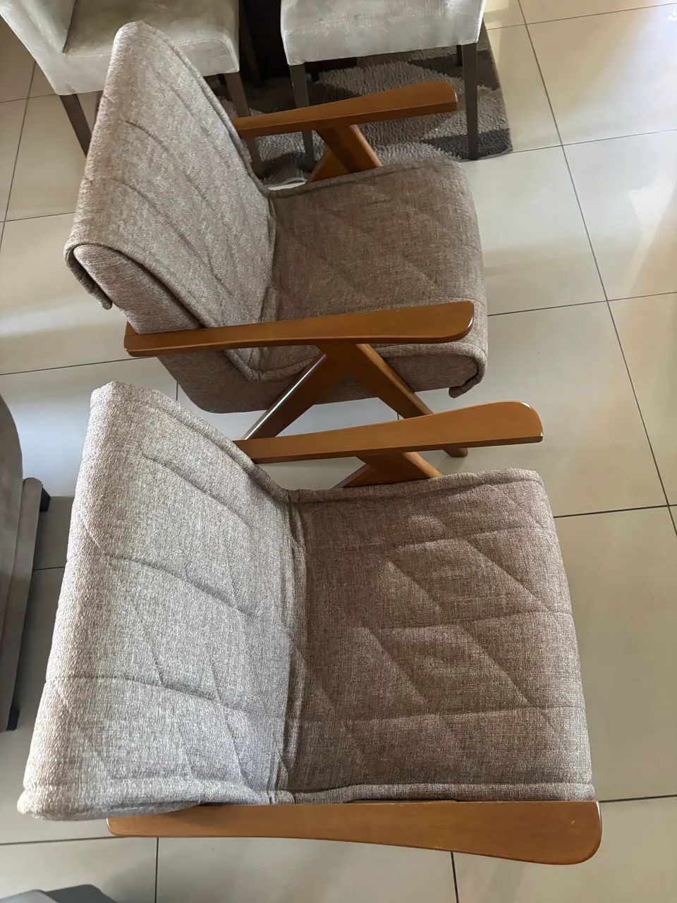Par de Poltronas/Cadeiras Estofadas em Madeira - Perfeito Estado - Foto 3
