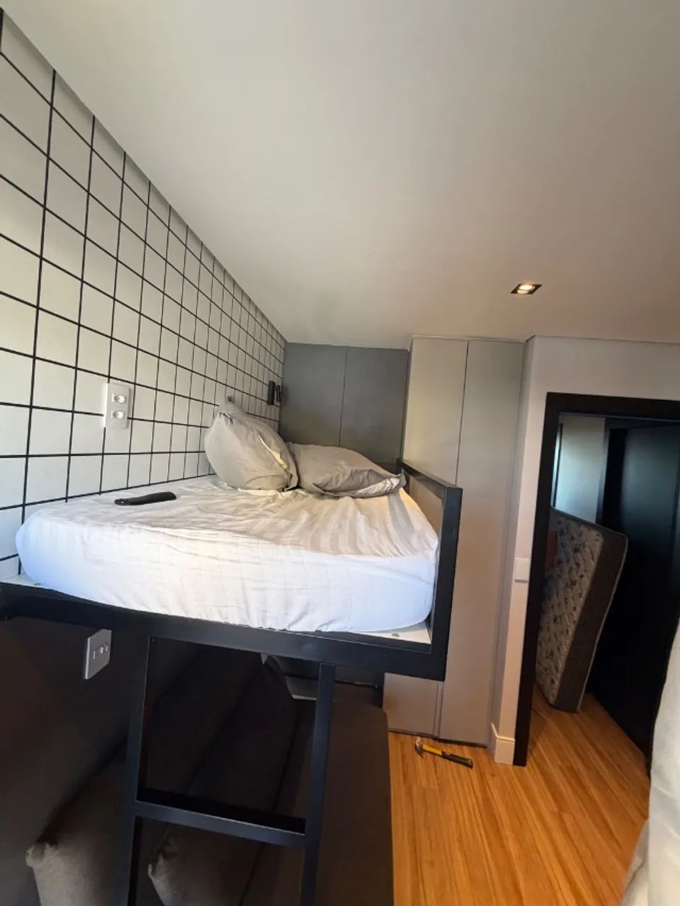 Cama suspensa em serralheria  - Foto 5