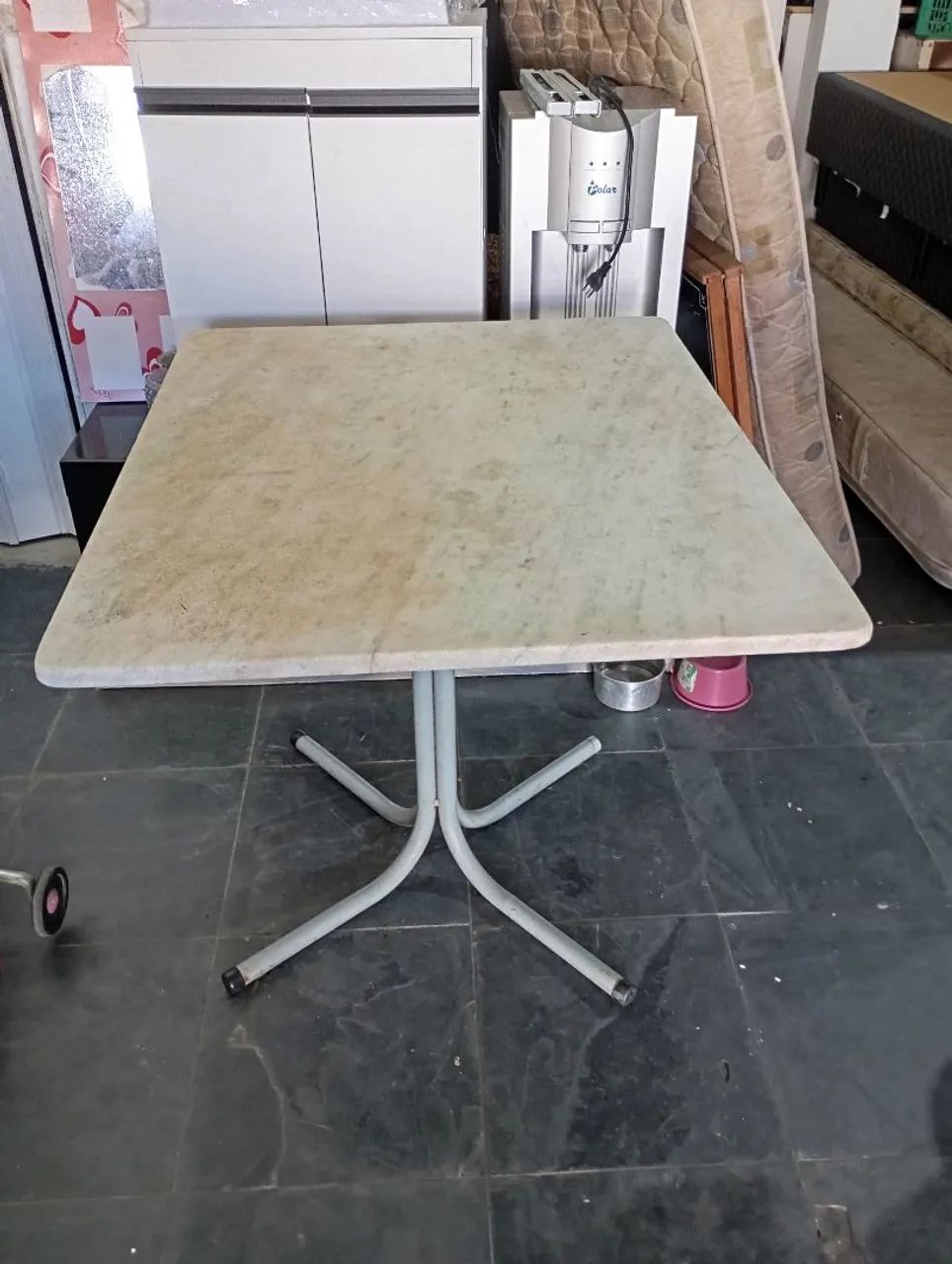 Mesa sem cadeiras 