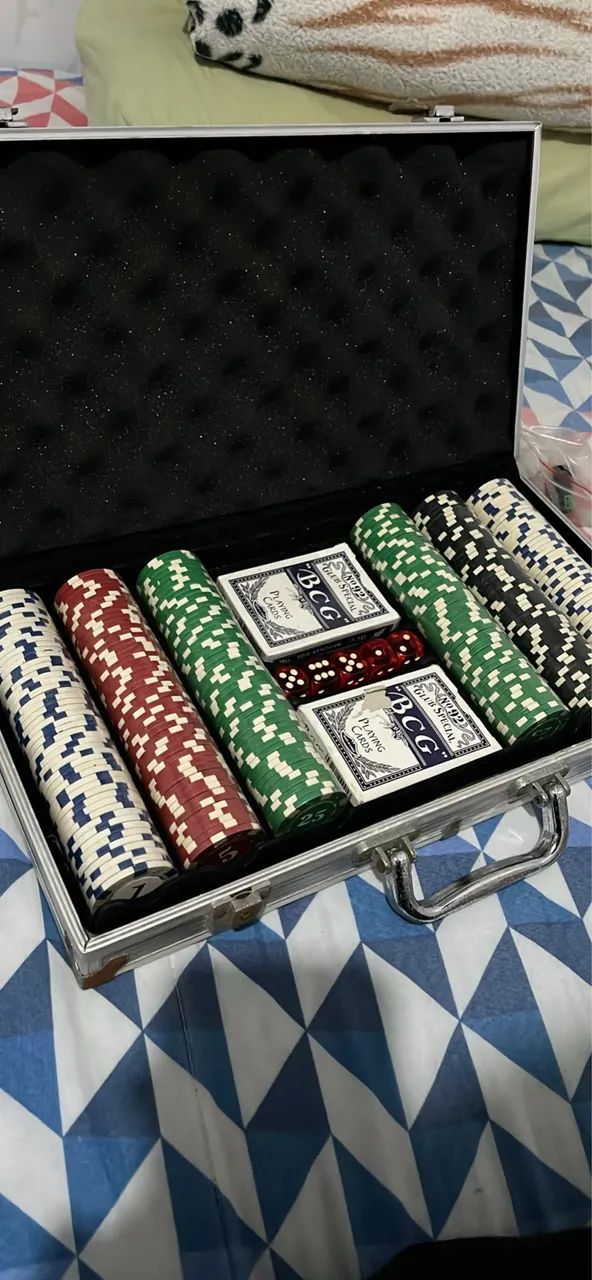 Maleta de Poker Profissional, 300 Fichas numeradas Holográficas, 5 Dados.