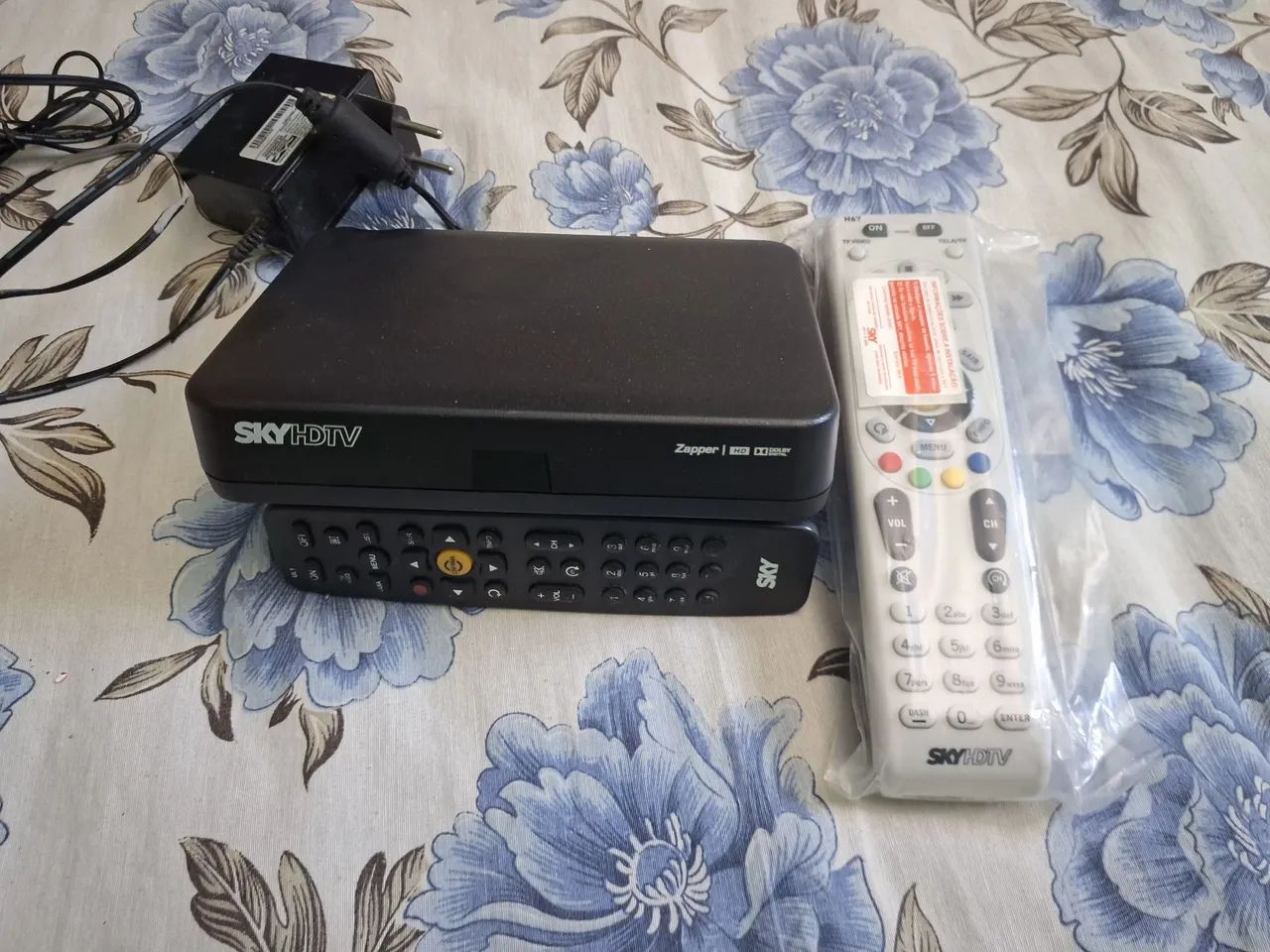 Aparelho sky com 2 controles 