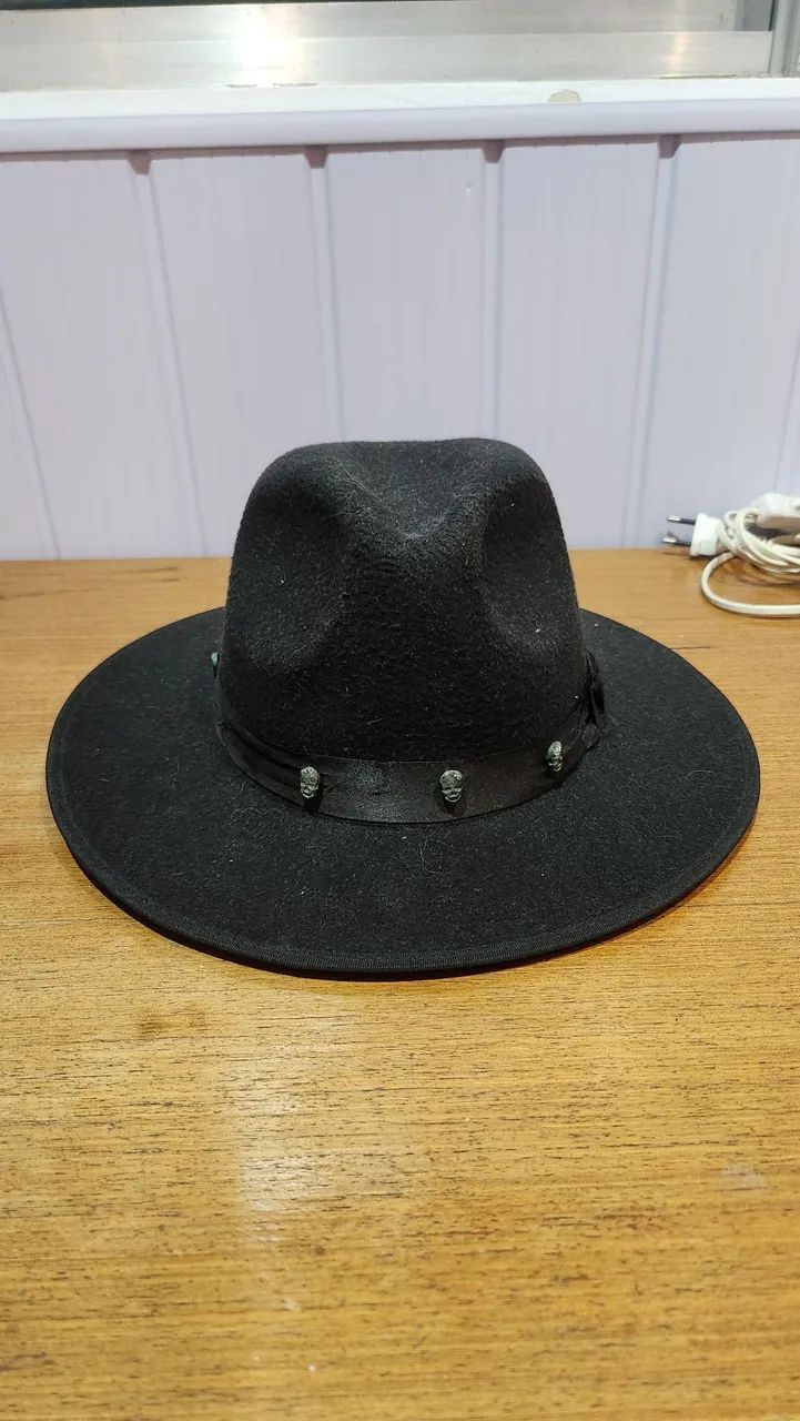 Chapéu Fedora Preto Estilo Boho / Rock - Faixa de Cetim com Caveiras