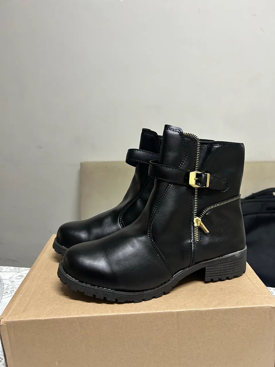 Vende-se: bota feminina 