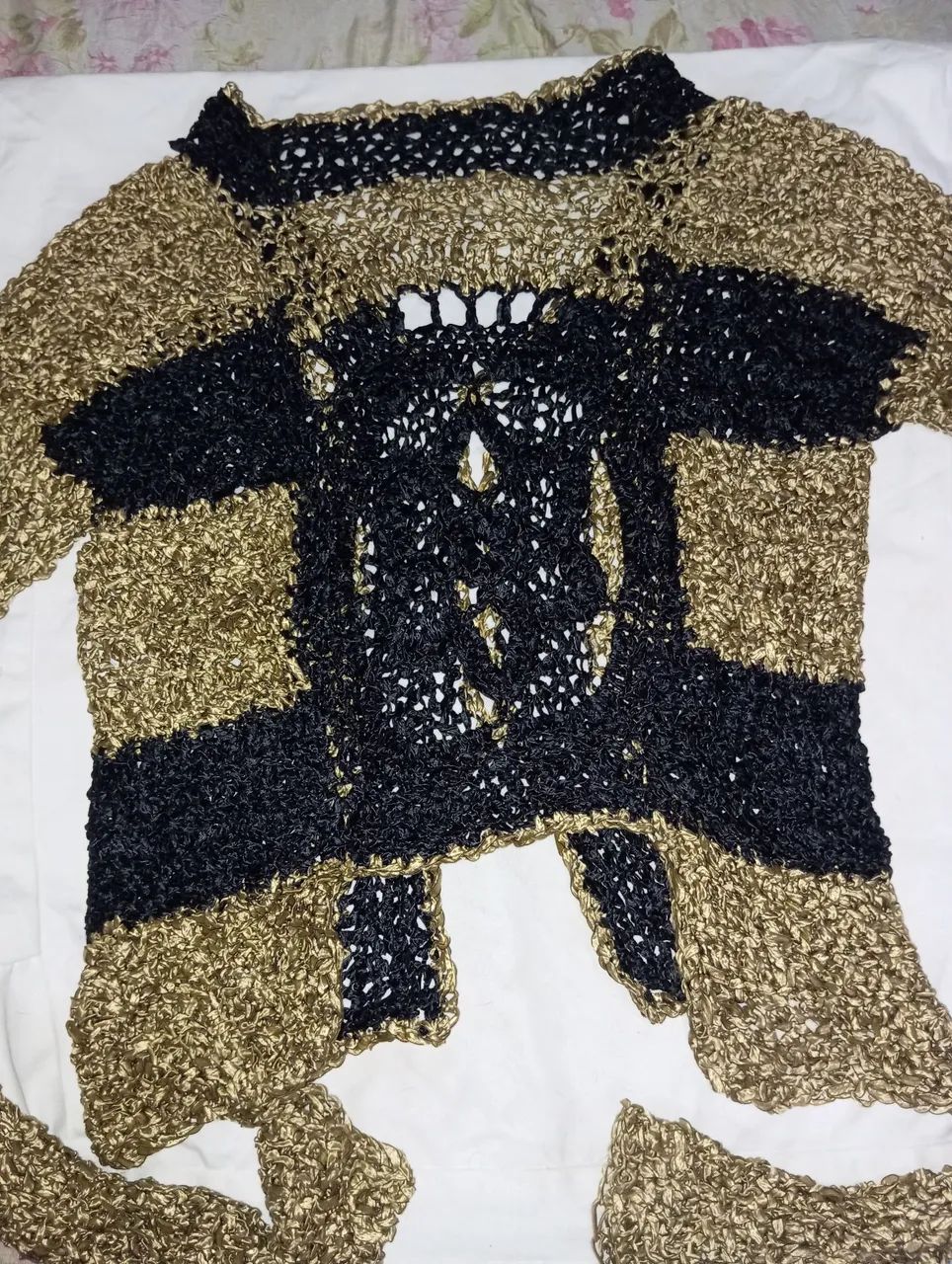 Blusa trabalhada em dourado e preto 