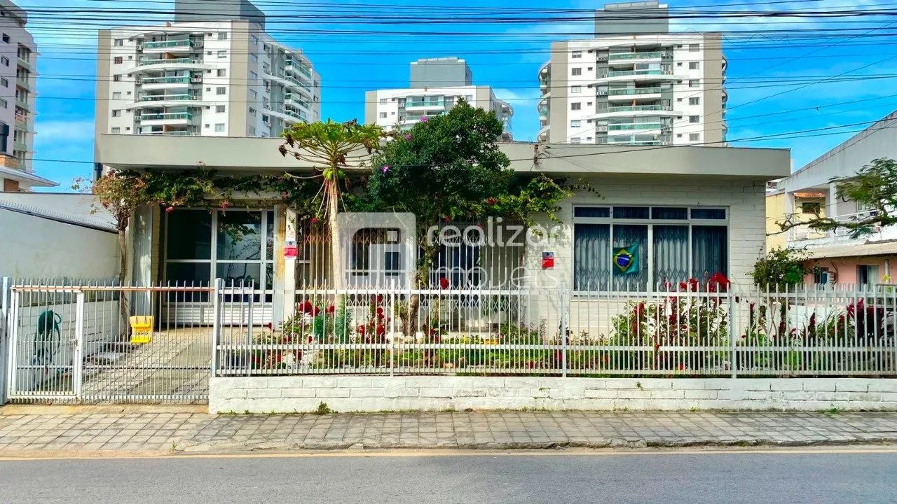 Casa semimobiliada com 3 dormitórios e amplo espaço em Barreiros - São José