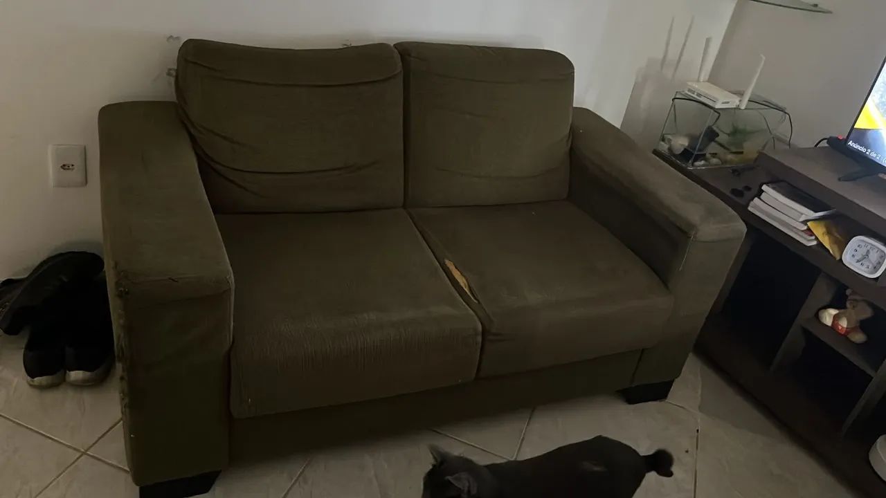 Sofá e um rack 