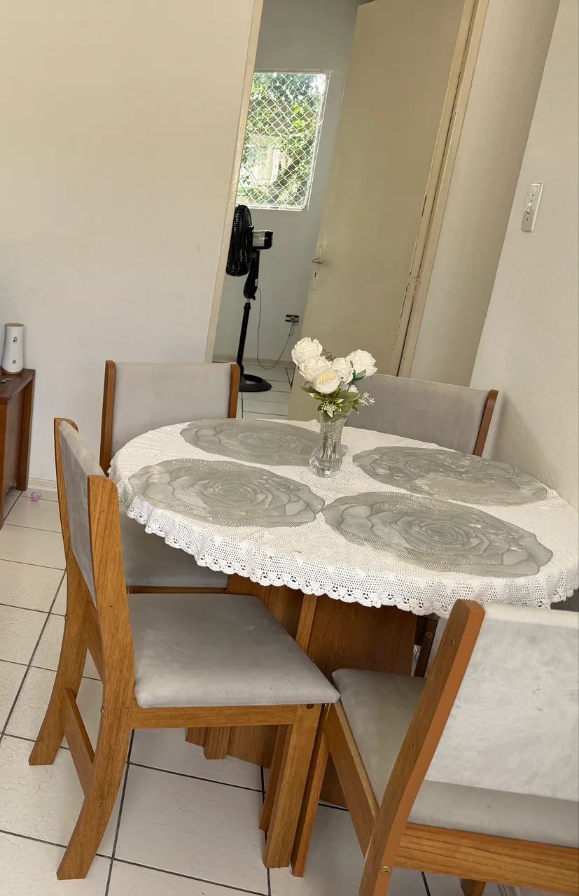 Mesa de jantar redonda com 4 cadeiras 