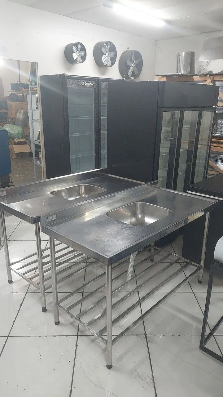Mesa com cubas 