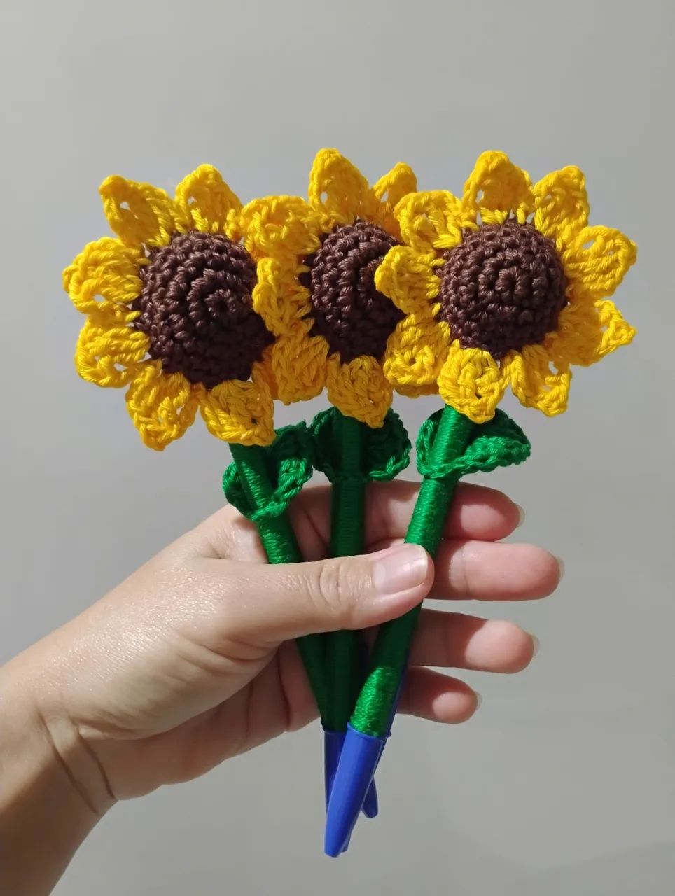 Caneta decorada com flor de girassol em crochê  - Foto 2