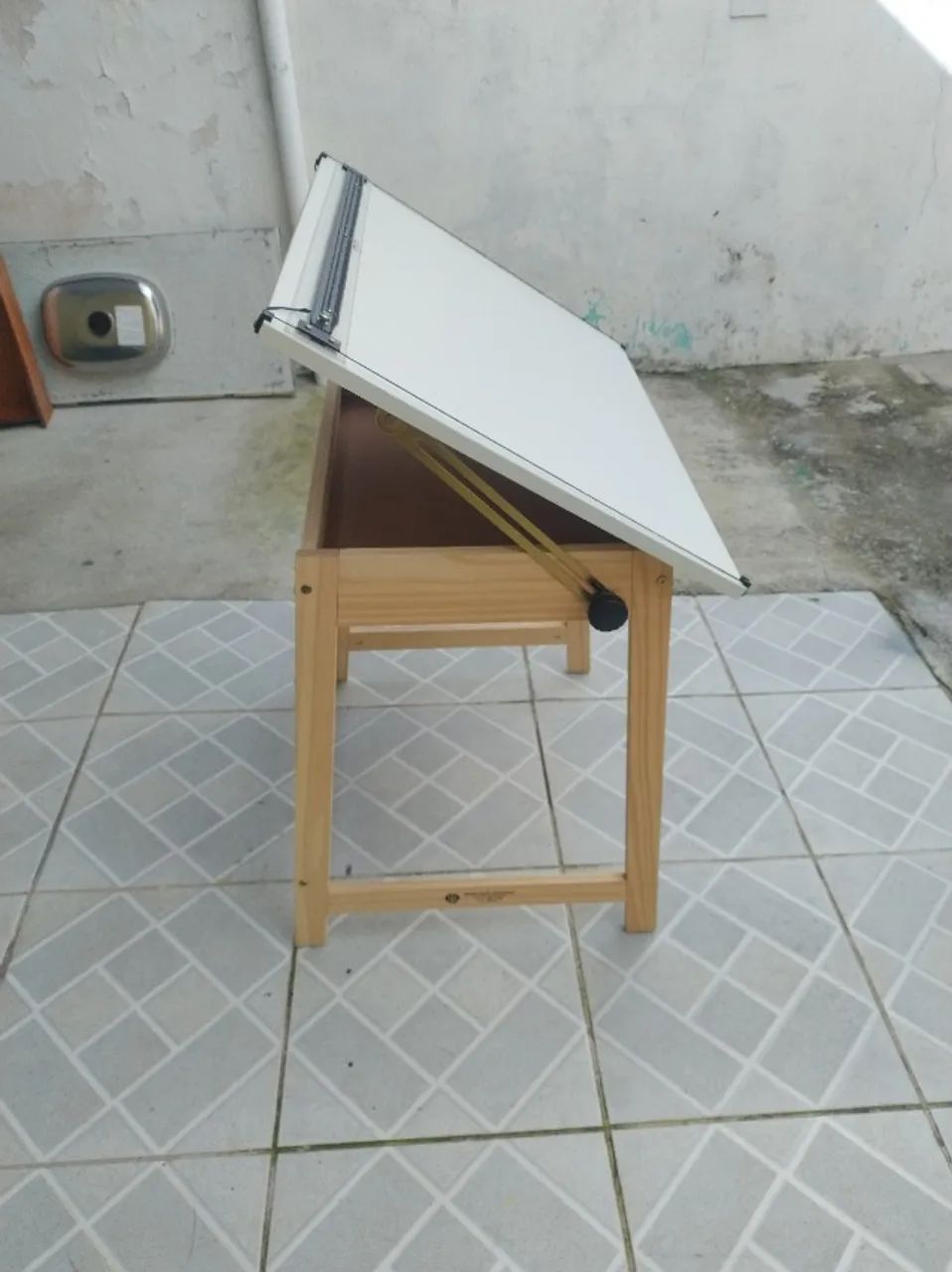 Mesa de Desenho Regulável em Madeira + Compartimento