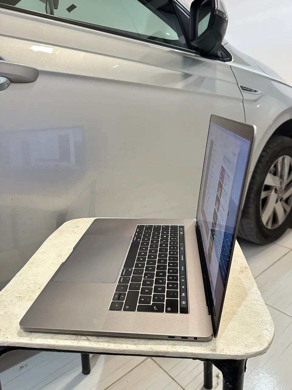 Apple MacBook シルバー 本体 Apple MacBook Pro A1990 cinza-espacial 15.4