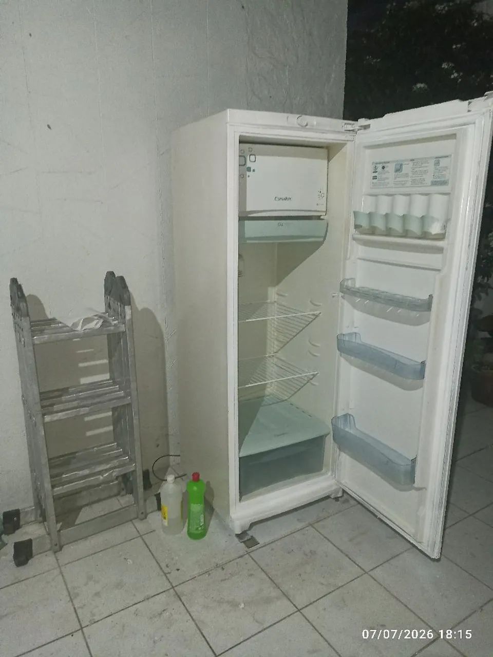 Geladeira Pintada Funcionando Normal  - muito econômica 
