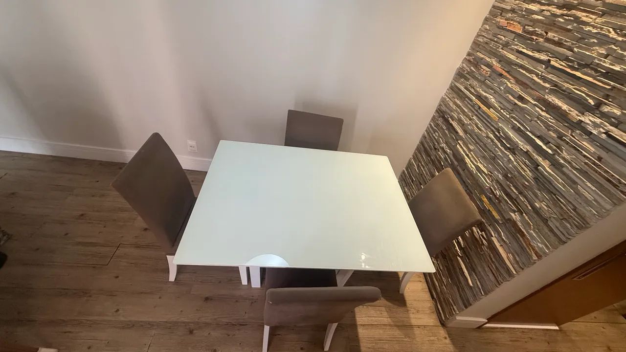 Mesa de tampo de vidro com jogo de 4 cadeiras  - Foto 2