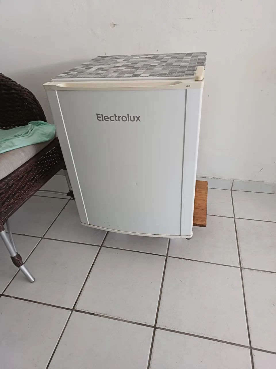 Frigobar eletrolux 80lts ótimas condições  - Foto 3