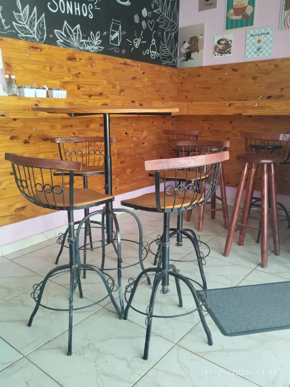 Banquetas e mesas de madeira para padaria, lanchonete  